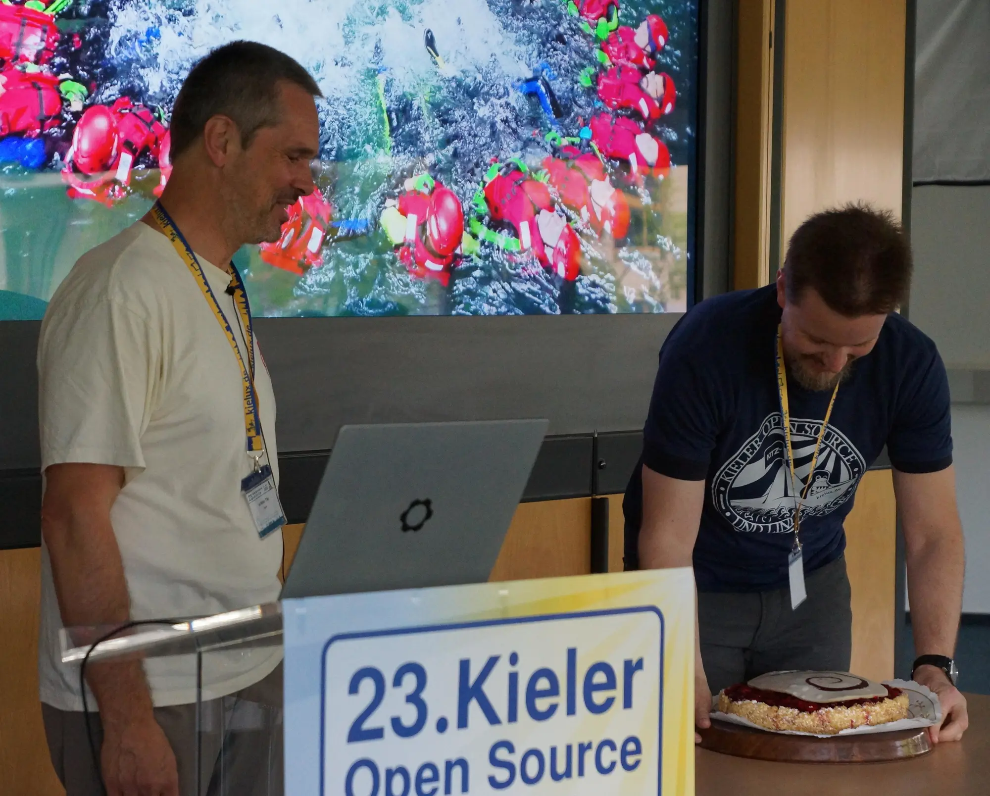 Für den Debian Project Leader gab es noch eine Überraschung und ein gemeinsam gesungenes Ständchen zum 100000. Debian-Geburtstag. (Foto: CC-By-SA Roland Hüneburg)